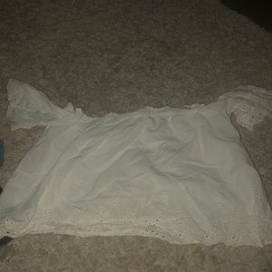 white flowy off the shoulder blouse⭐️